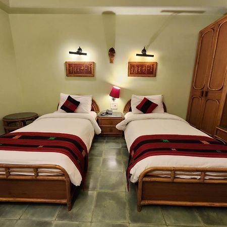 Palace On Ganges - Heritage Hotel Varanasi Exteriör bild