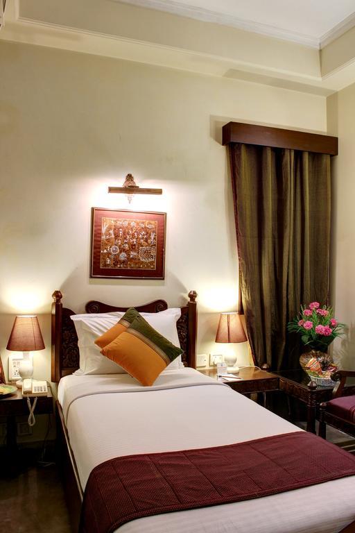 Palace On Ganges - Heritage Hotel Varanasi Exteriör bild