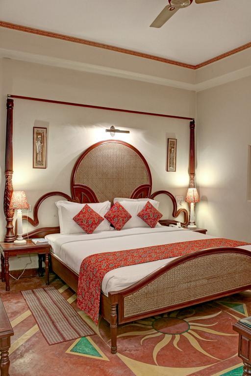Palace On Ganges - Heritage Hotel Varanasi Exteriör bild