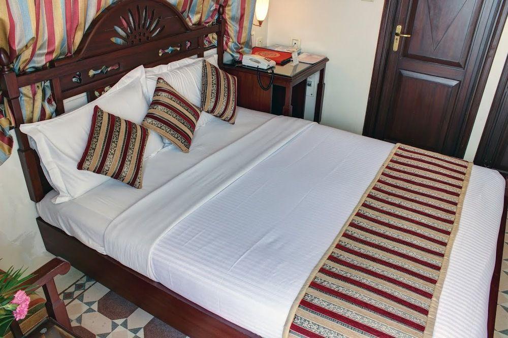 Palace On Ganges - Heritage Hotel Varanasi Exteriör bild